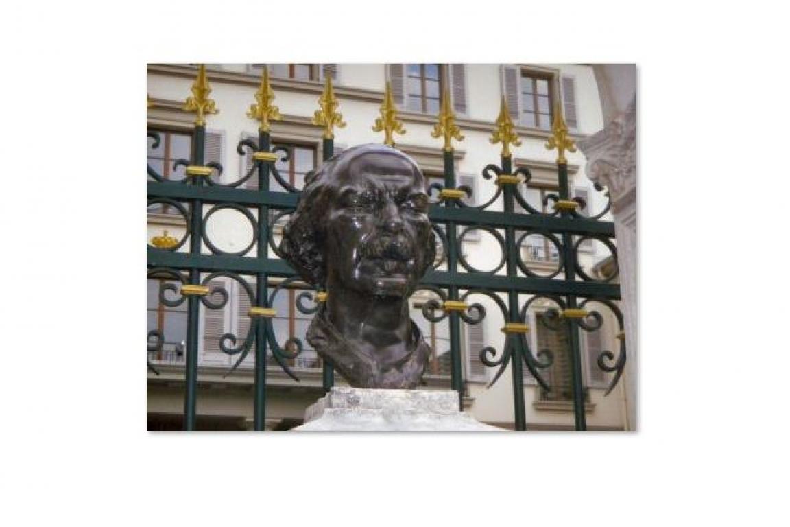 Le buste de Pderewski devant l'Hôtel des 3 couronnes