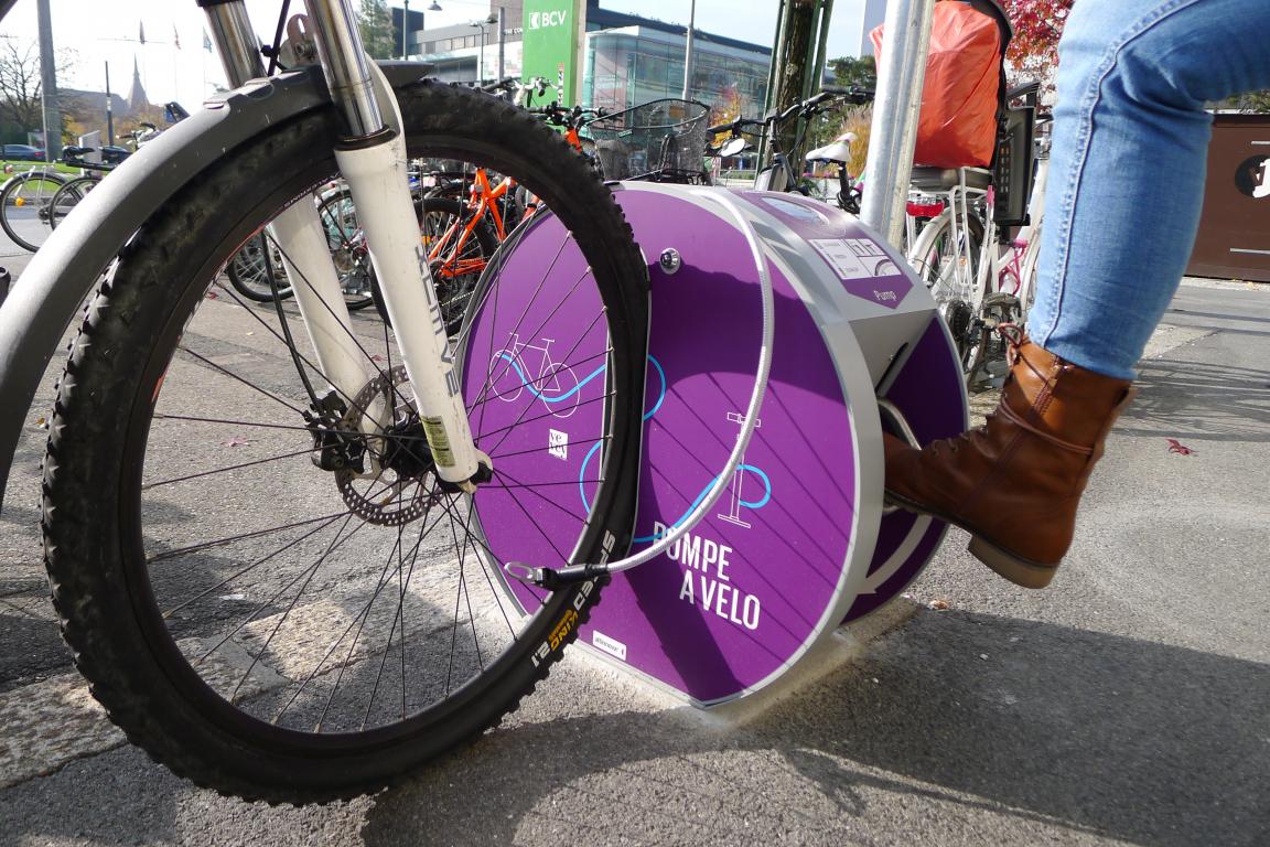 Jolie pompe à vélo en libre service à Genève - Altinnova